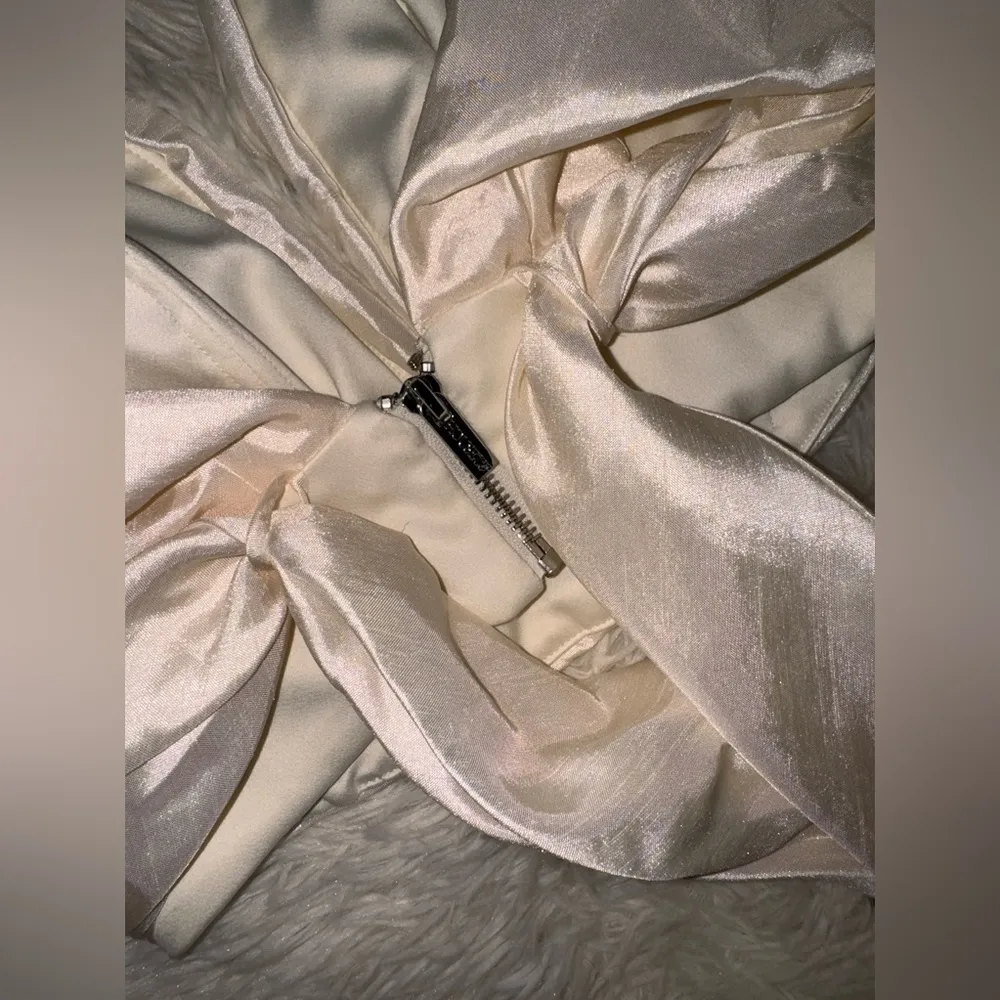 NWOT House of cb elisetta white satin plunge off shoulder bustier top sz S - Image 8