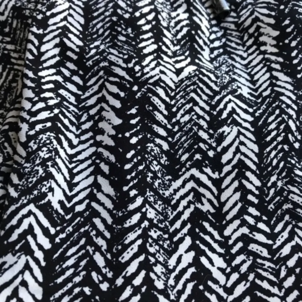 Vince Camuto • Black Pattern Chevron Joggers - Image 3