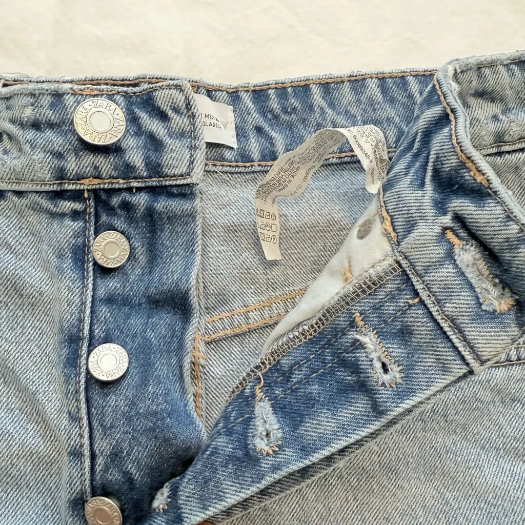 Zara Size 2 Denim Shorts for Women – Stylish Distressed Casual Look - Image 3