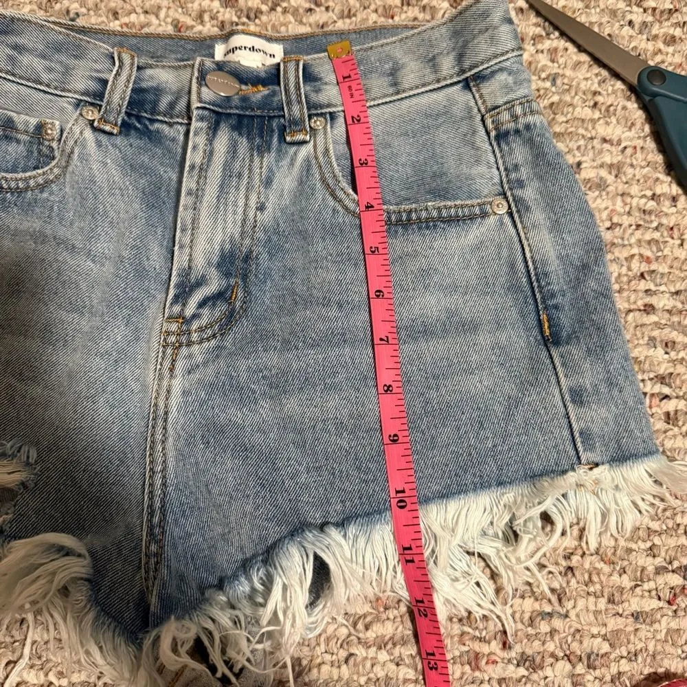 superdown rooney distressed denim short shorts light blue wash size 25 - Image 9