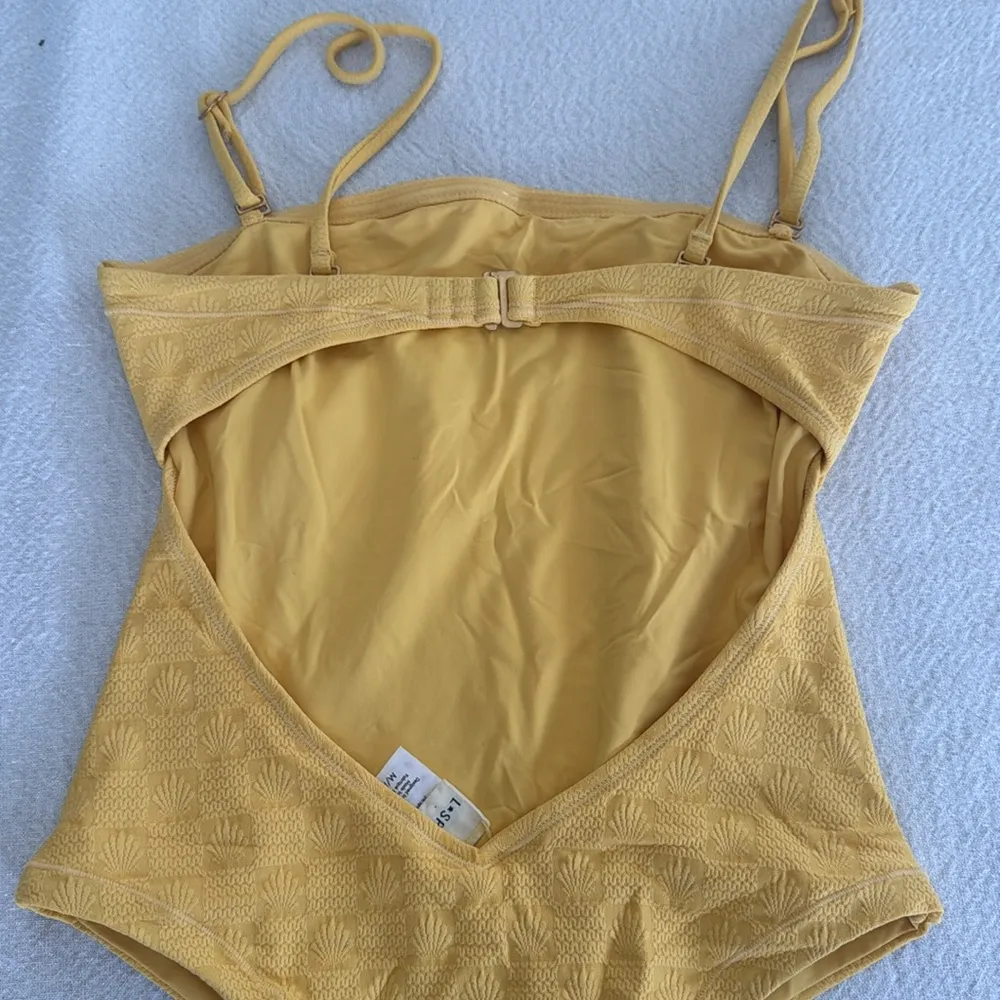 L*SPACE Seashell La Femme One Piece, Size Medium, $194 - Image 12