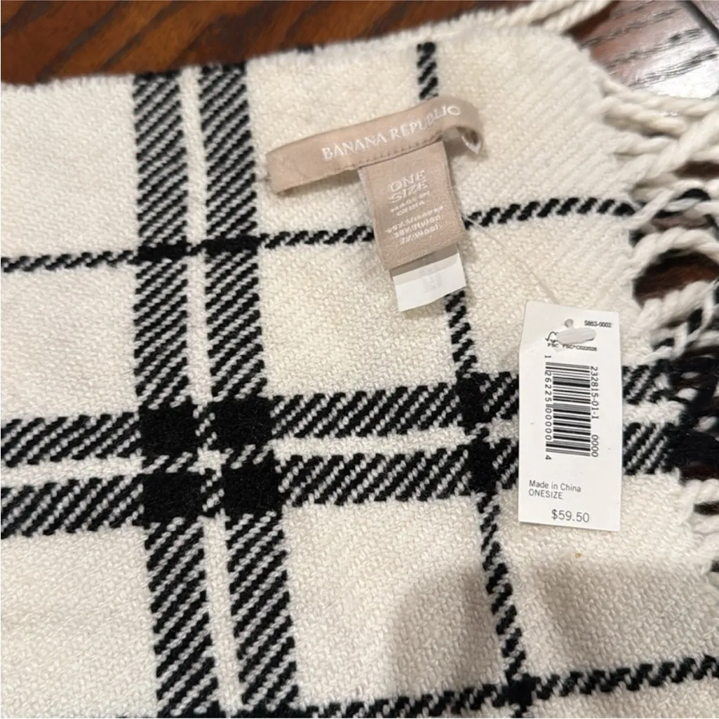 Banana Republic Black and Cream Plaid Scarf - Image 4