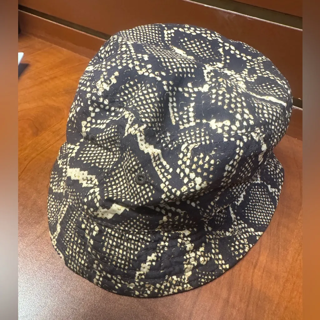 H&M  Monochrome Snake Pattern Hat - Image 3