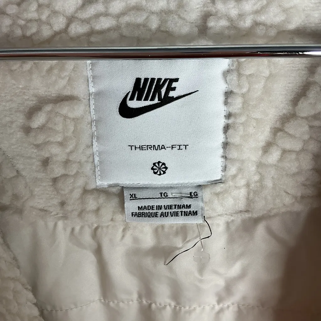 Nike Women's Off-White Teddy Jacket THERMA-FIT - Image 10