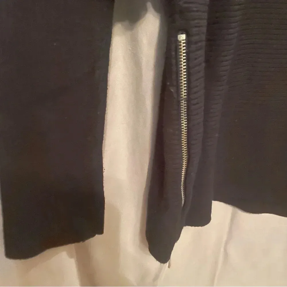 roz & Ali black crew neck sweater size medium side zip accent - Image 4