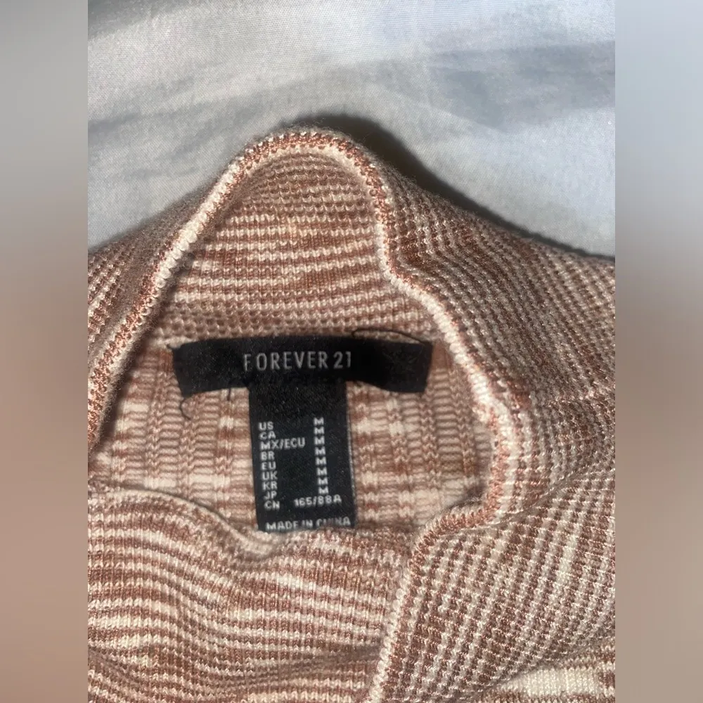 cream and brown knit patterned crop top with mock neck - Image 2