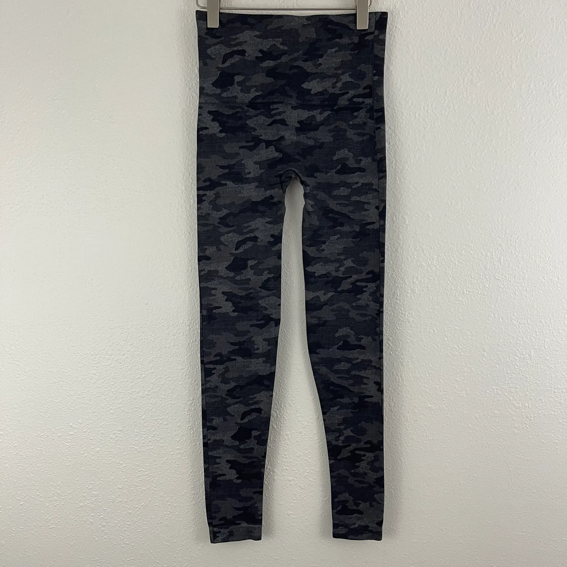 Spanx Heathered Black Camo High Waisted Look At Me Now Seamless Shaping Leggings - Image 4