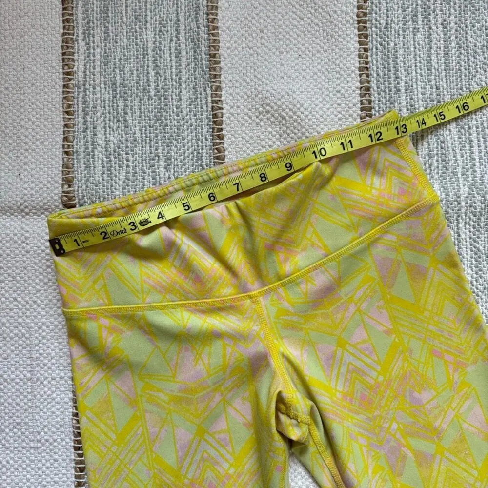 Alo Yoga Airbrush Yellow Printed Mid Rise Cropped Leggings 19” Women’s Small - Image 7