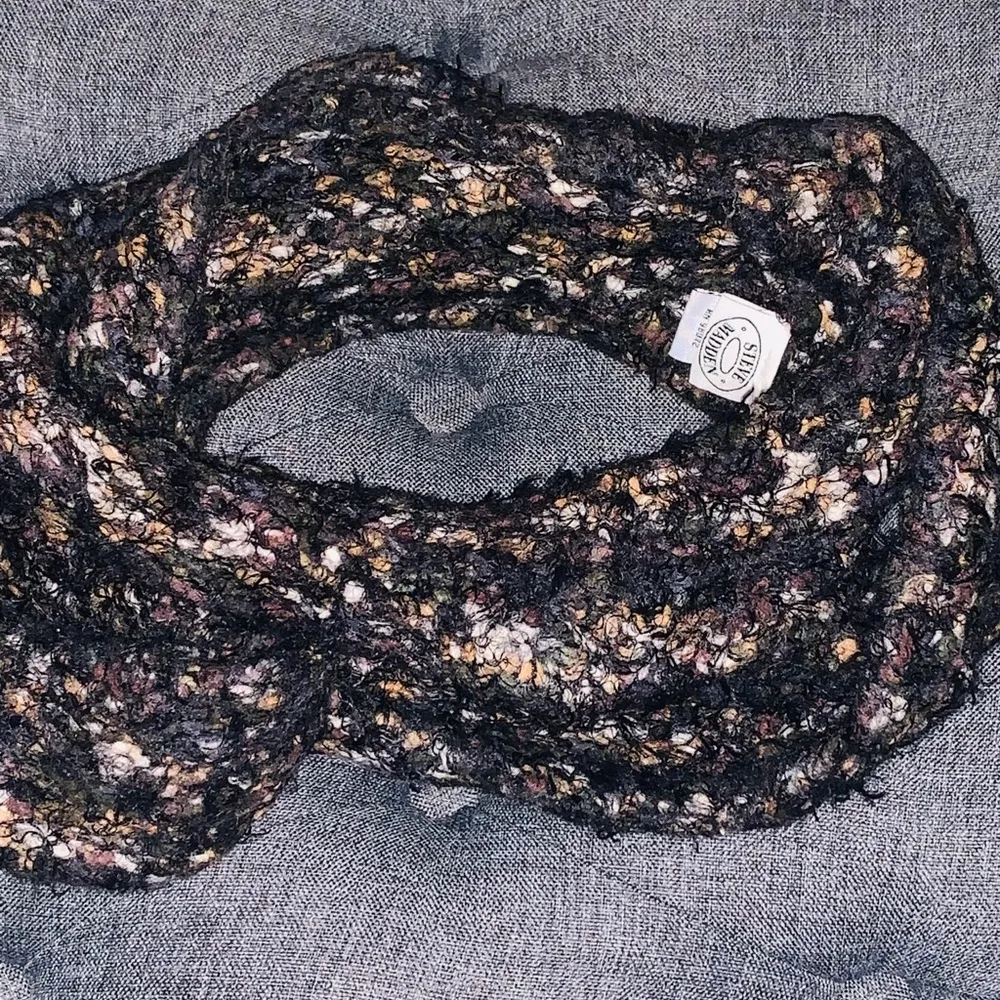 STEVE MADDEN INFINITY CIRCLE SCARF - Image 6