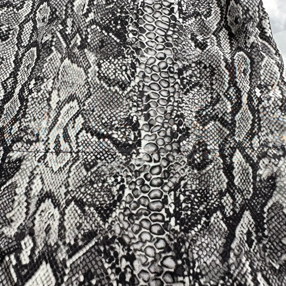 Bcbgmaxazria Silk Snakeskin Lapelled Collar Shift Dress in Grey/Black - Size XS - Image 14