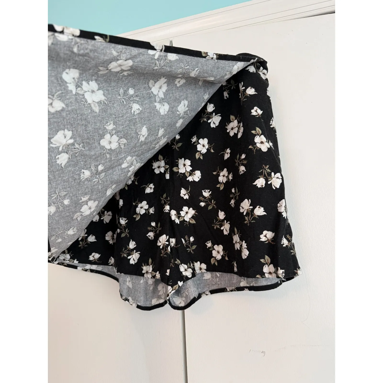 Old Navy Women's Linen Wrap‎ Mini Skirt Black Floral Print Size L - Image 3