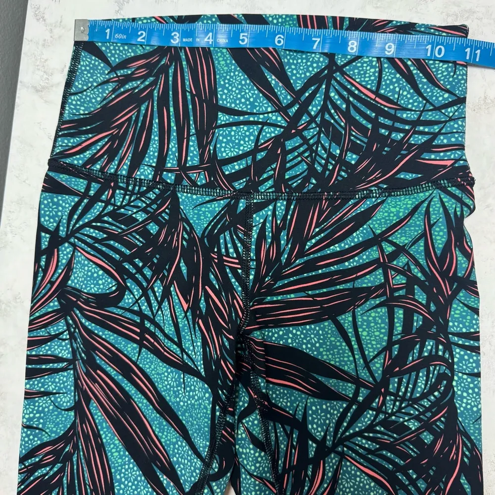 Women's Lululemon High Times 7/8 Leggings Size 4 Blue Palm Lace Tofino Green - Image 4