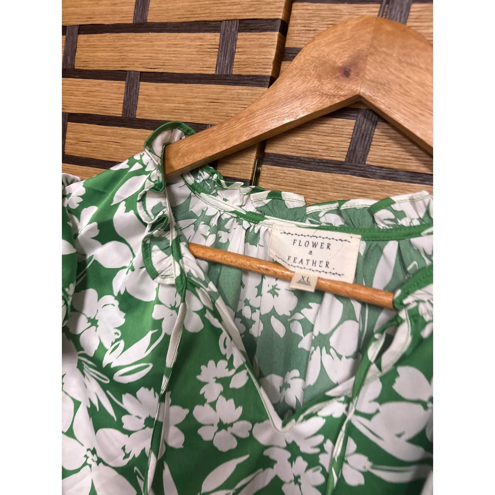Flower & Feathers Green And White Floral Blouse Size XL - Image 5