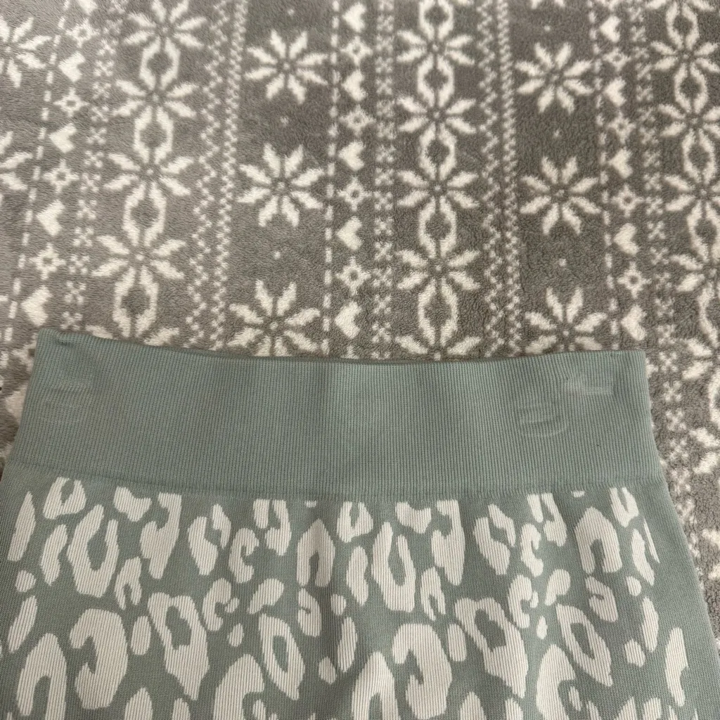 NWT Sweaty Betty Leopard Jacquard Base Layer Leggings Blue Leopard Paint Small - Image 5