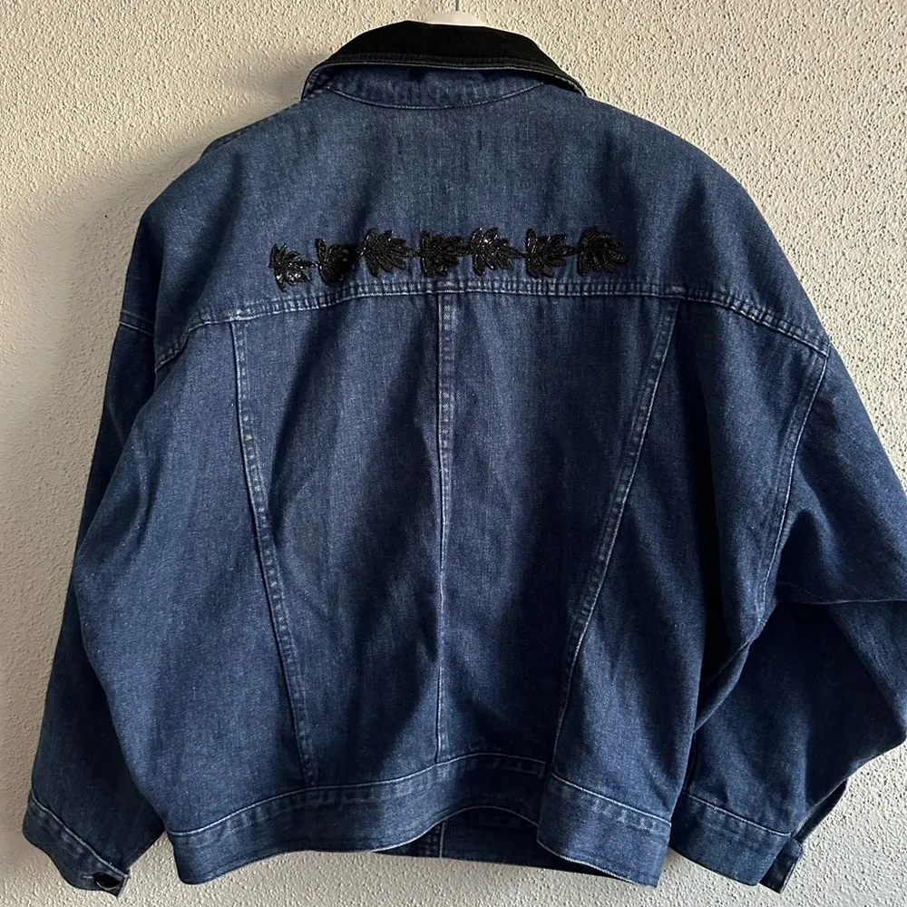 Furrina Vintage Jean Jacket with beaded embroidery on pockets & back Size Large Blue - Image 3