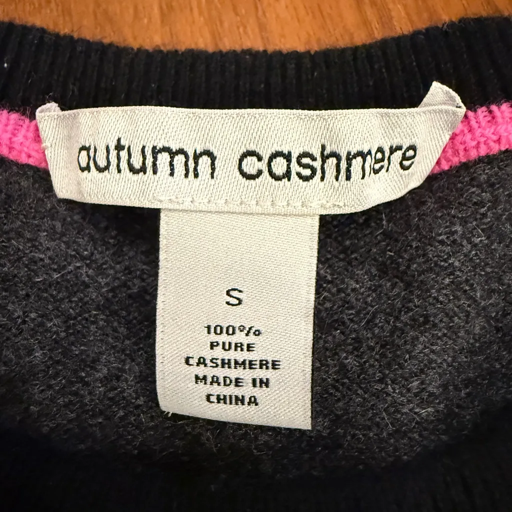 AUTUMN CASHMERE Sheepskin on 🔺hem. Cashmere Raglan Sweater Charcoal/Pink Size S - Image 4