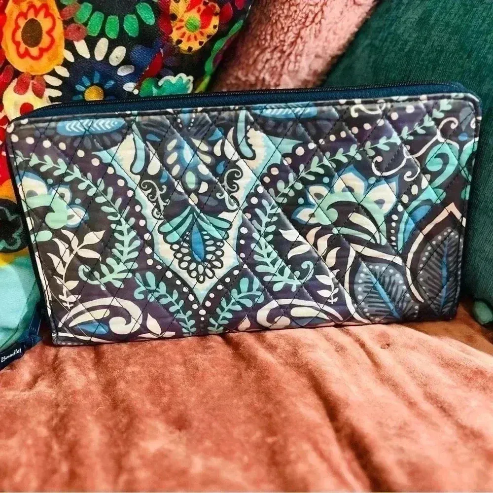 Vera Bradley Grand Travel Cosmetic Bag blue island medallion - Image 2