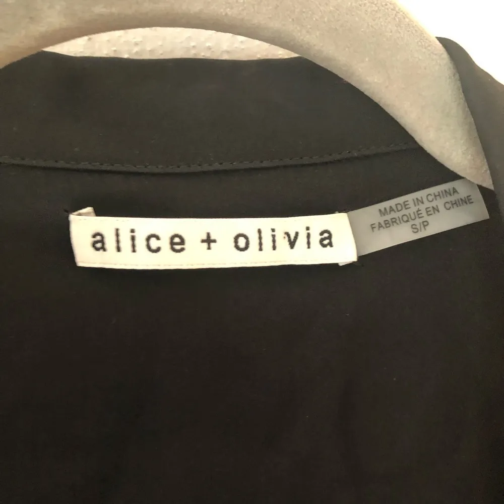 Alice + Olivia Blouse Silk Cross Front Black Long Sleeve Top Sz S GUC Hem Twist - Image 3