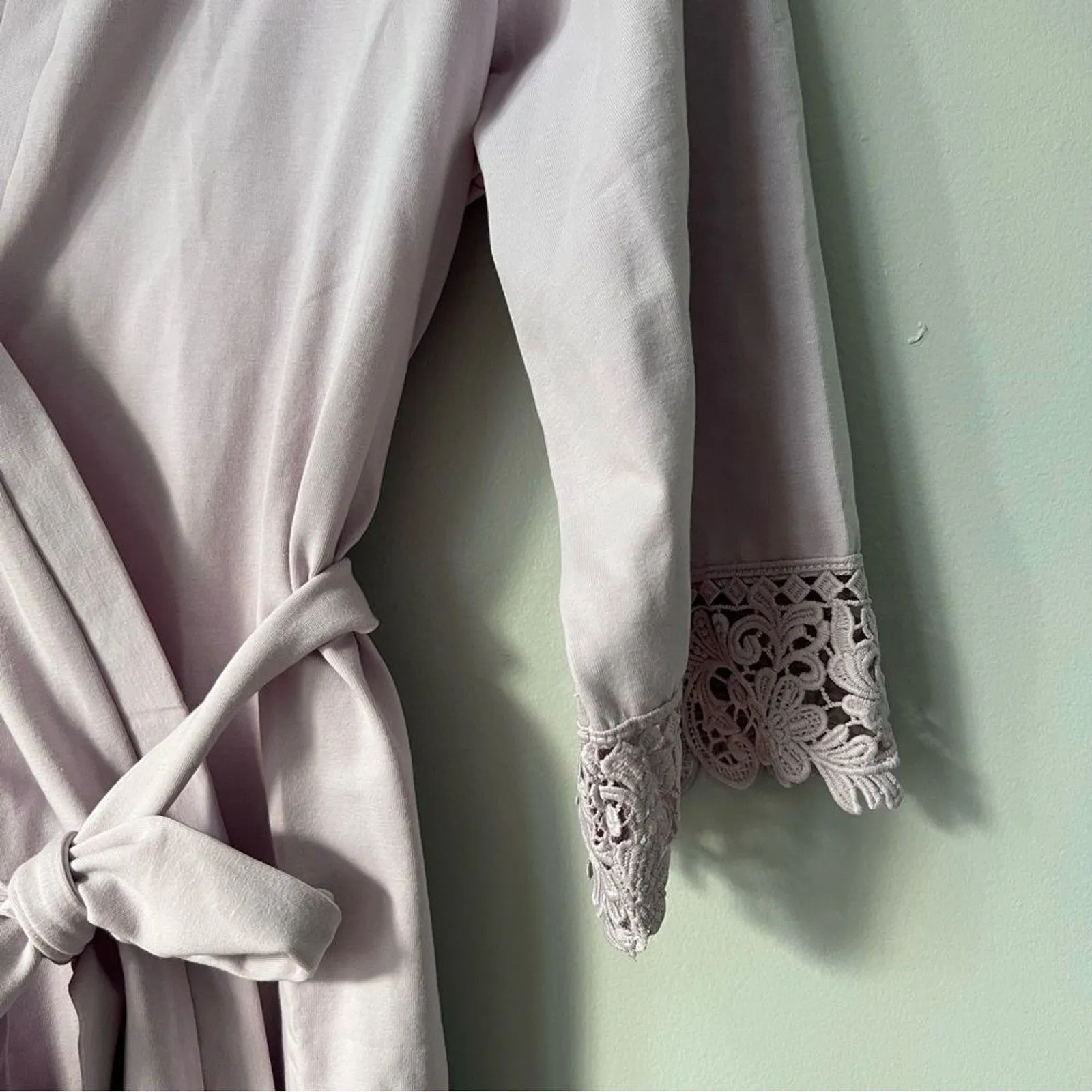 Le Rose Josie Bella Jersey Lace Trim Robe Lilac Size S/M New in Bag Purple - Image 3