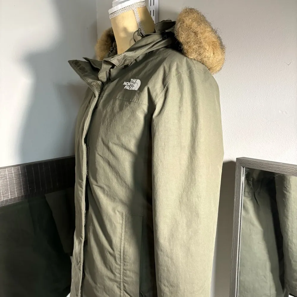 The North Face woman’s Arctic down Parka size small - Image 10