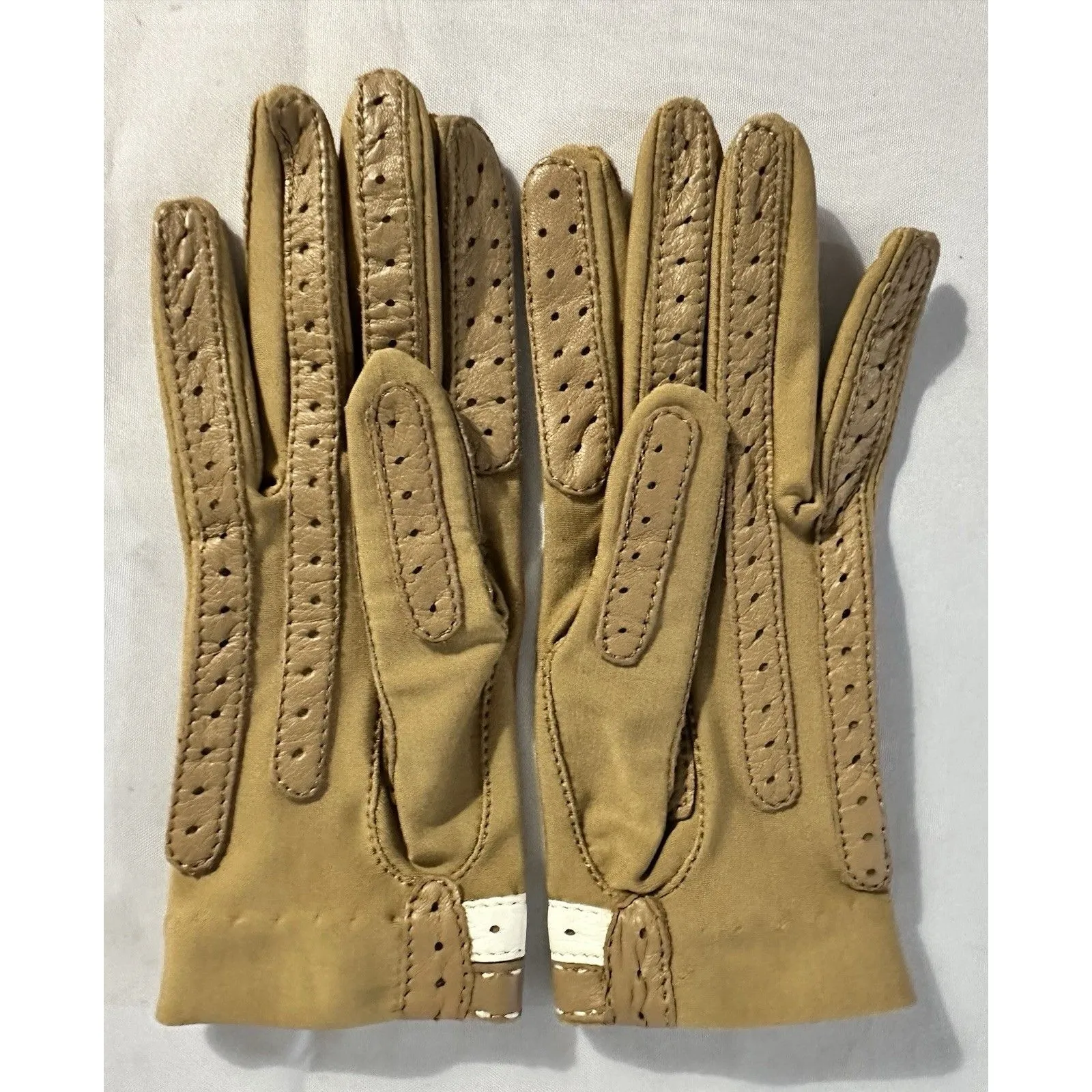 Vintage Isotoner By ARIS One Women's Driving Gloves Tan W/Gold Lion Head Size M - Image 3