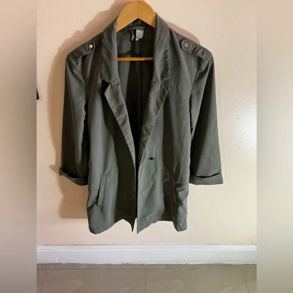 DIVIDED H&M Flamingo sequin apliqué one button open  shirt top Olive green‎  XS - Image 4