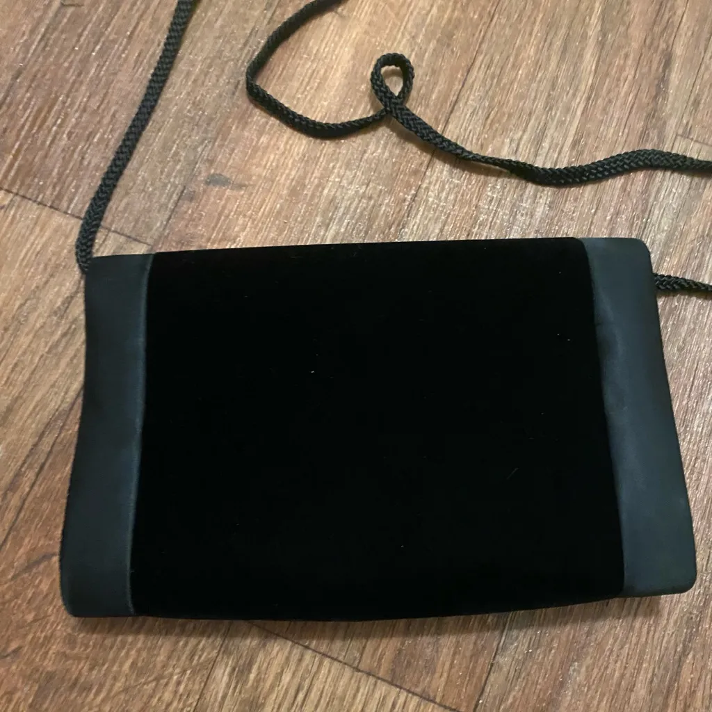 Vintage La Regale Womens Evening Shoulder Bag Black Velvet Ornate Front 6x9 - Image 3