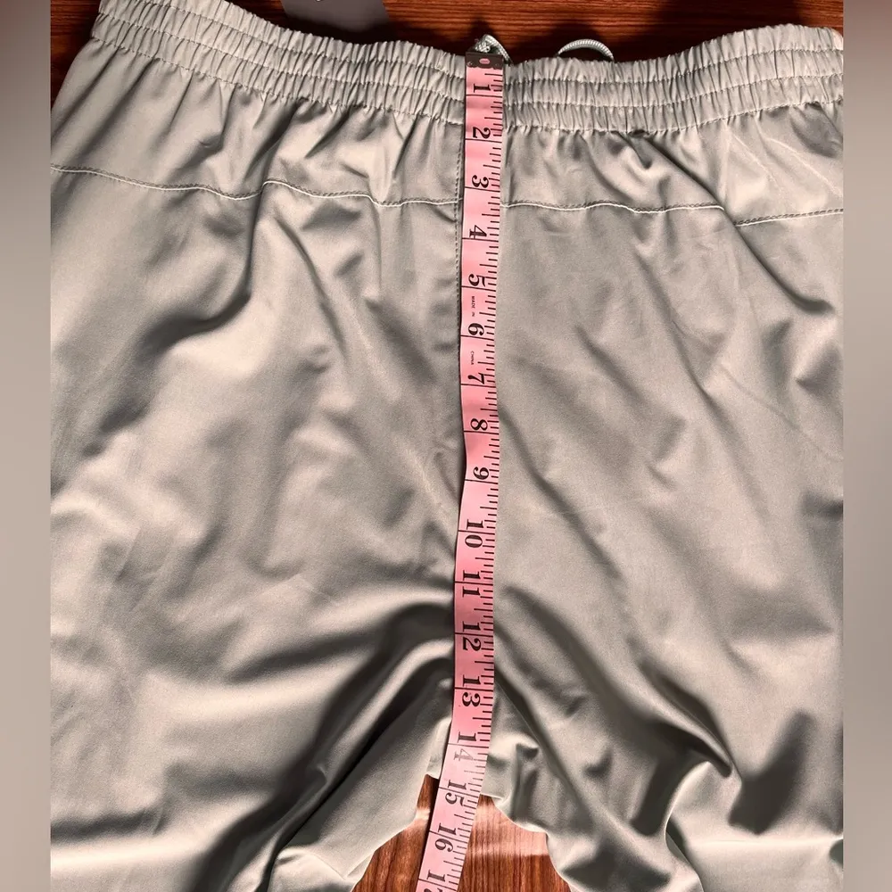 New Balance woman's sports Joggers with zips at bottom Size Large - Image 8