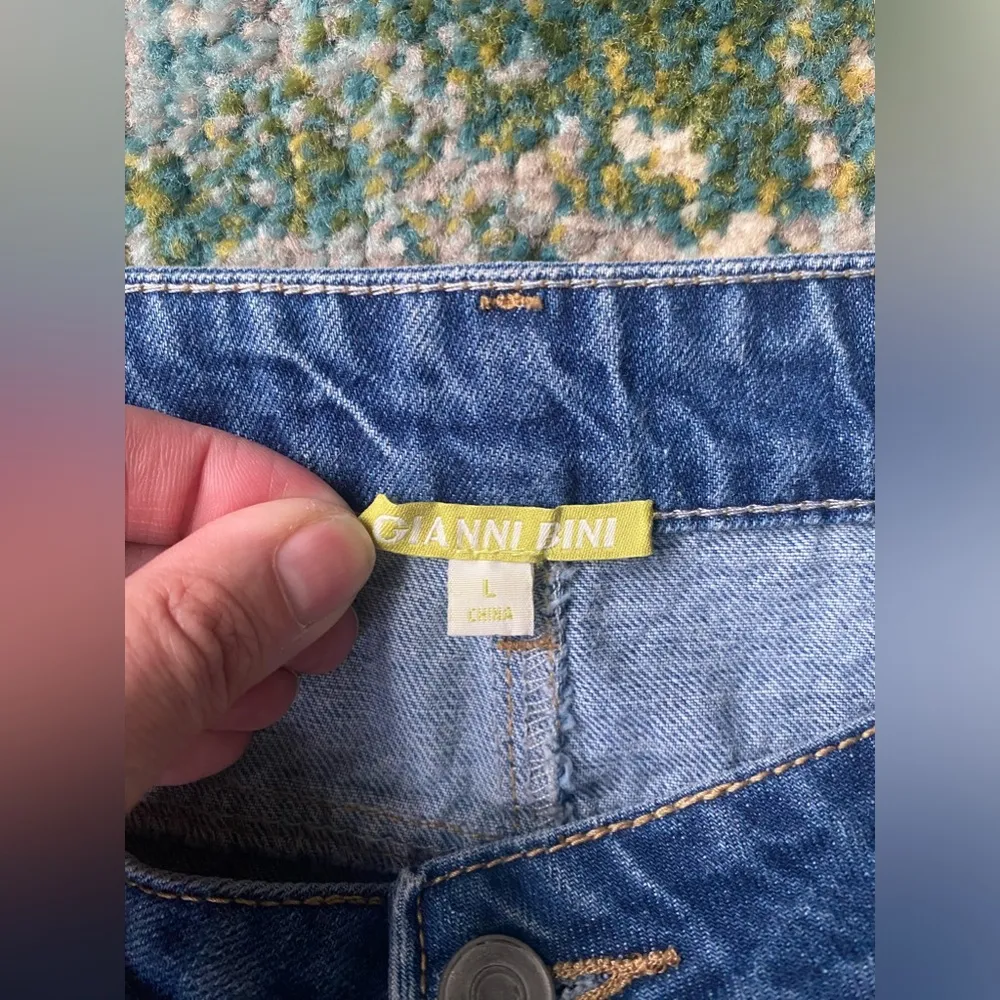 Gianni Bini  denim patchwork raw hem mini skirt, size large - Image 5