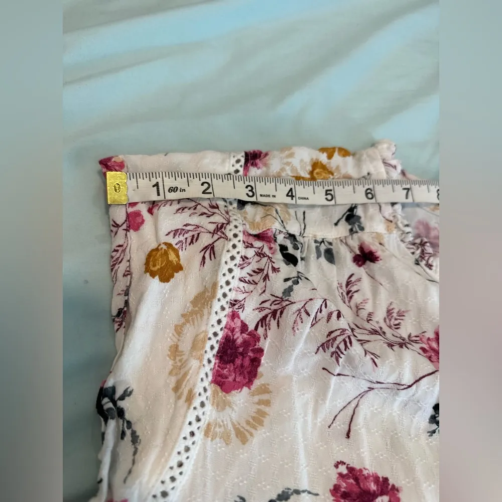 Buffalo David Bitton Women's Large Floral Printed V Neck Flutter Sleeve Top. - Image 5