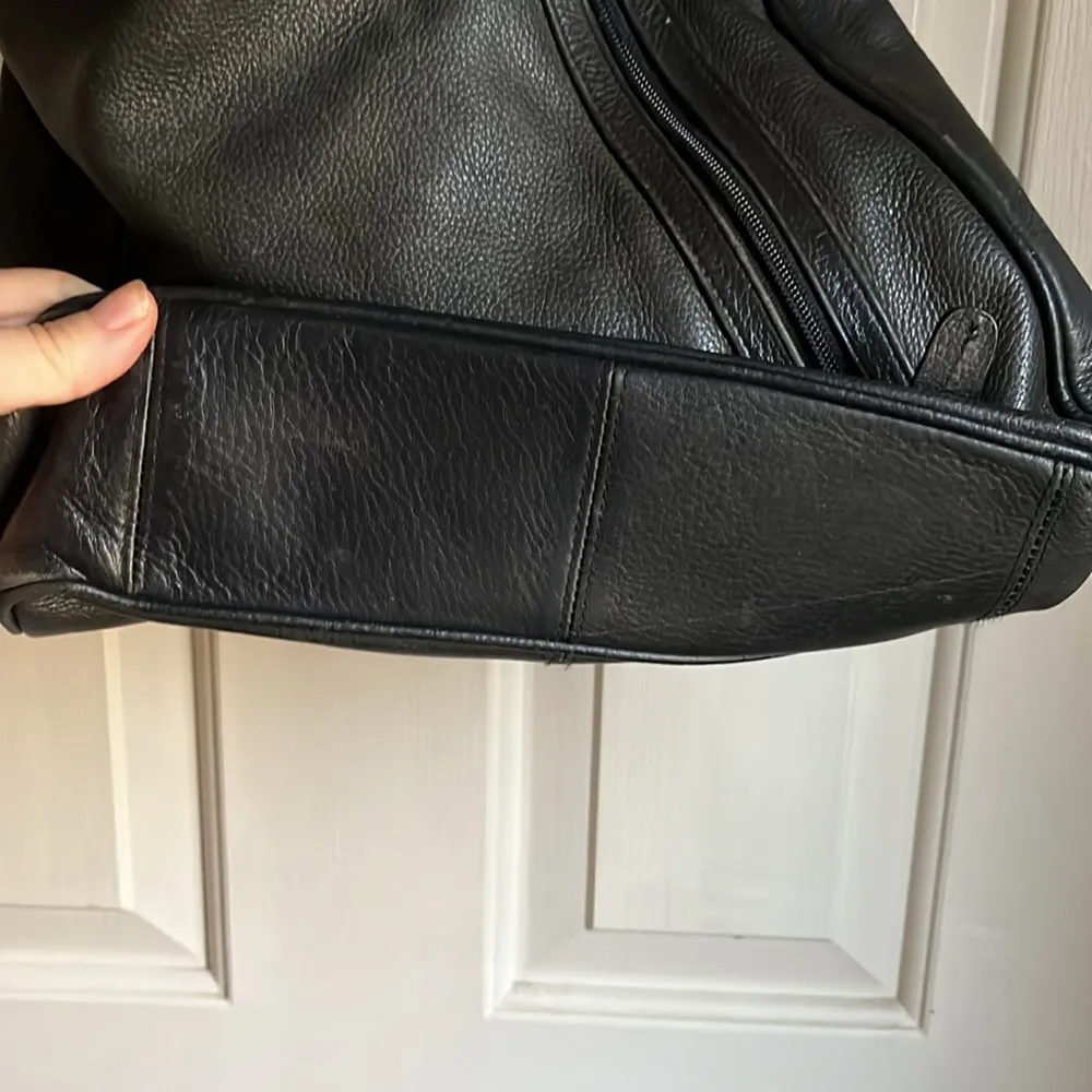 Tignanella Tignanello black leather purse. GUC - Image 5