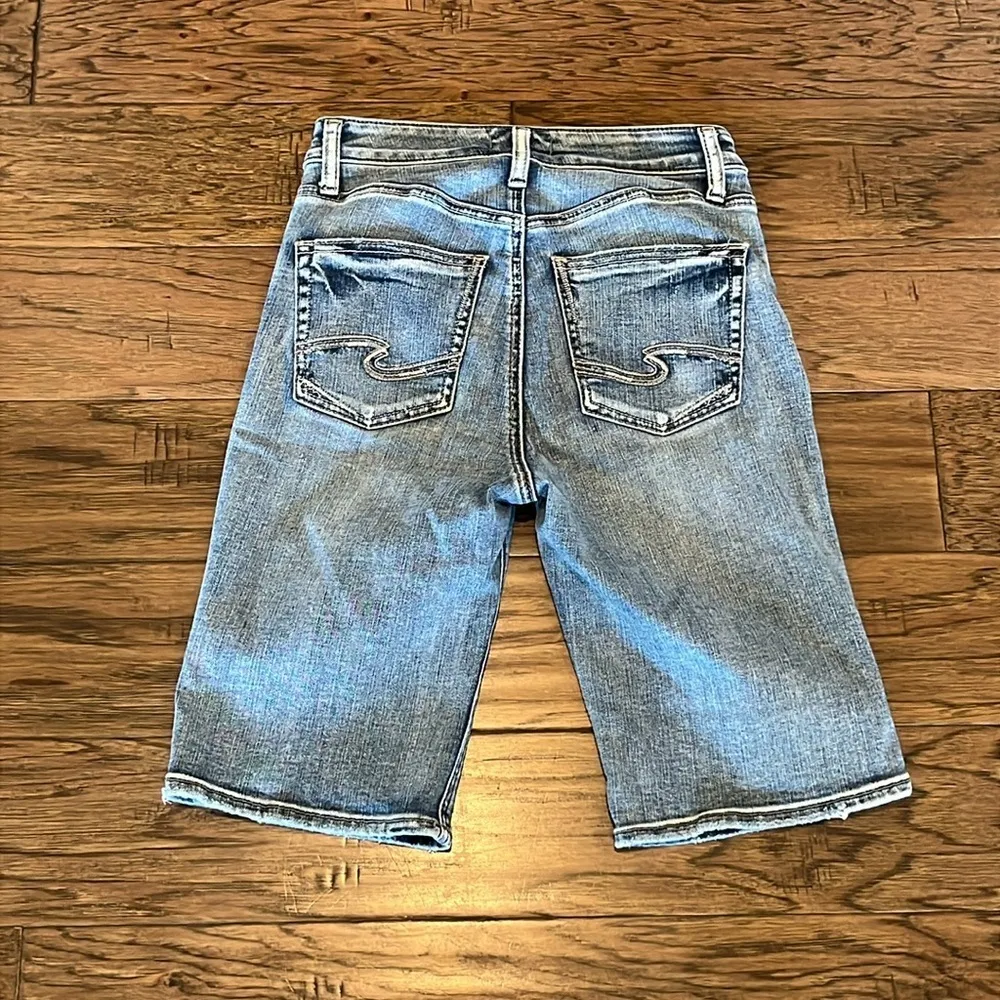 Silver Jeans Avery Bermuda High Rise Shorts Size 25 - Image 2