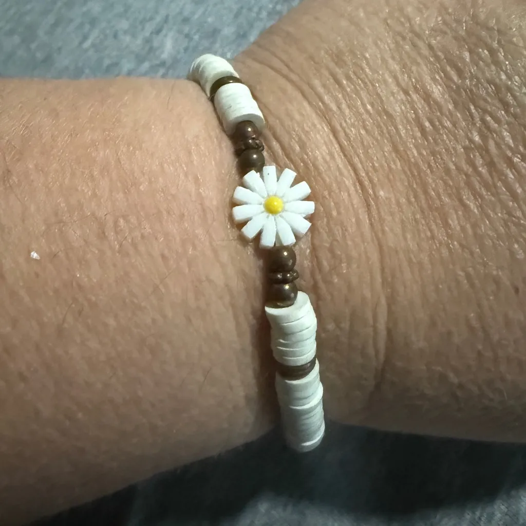Daisy Charm Beaded Bracelet White - Image 5