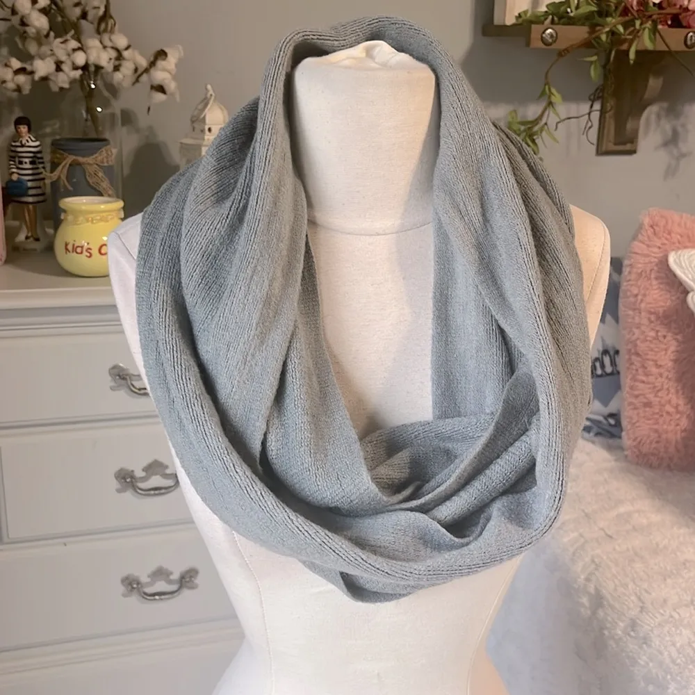 Comfy Gray Winter Scarf - Image 4