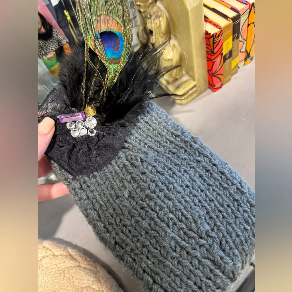 Elegant Gray Knit Headband with Feather Accent - Image 2