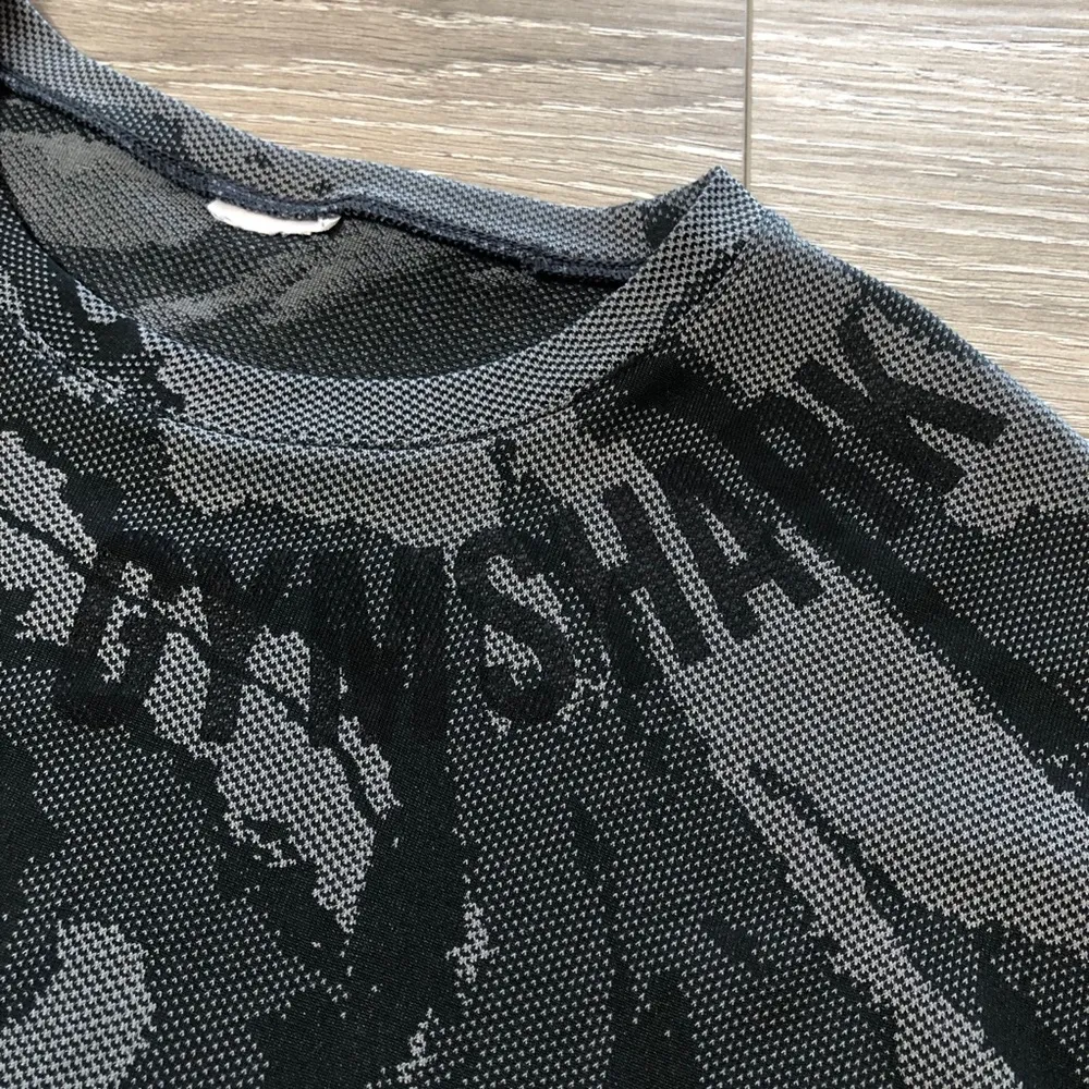 Gymshark Womens Cropped Black Camouflage Short Sleeve Athletic Shirt Size Small - Image 2