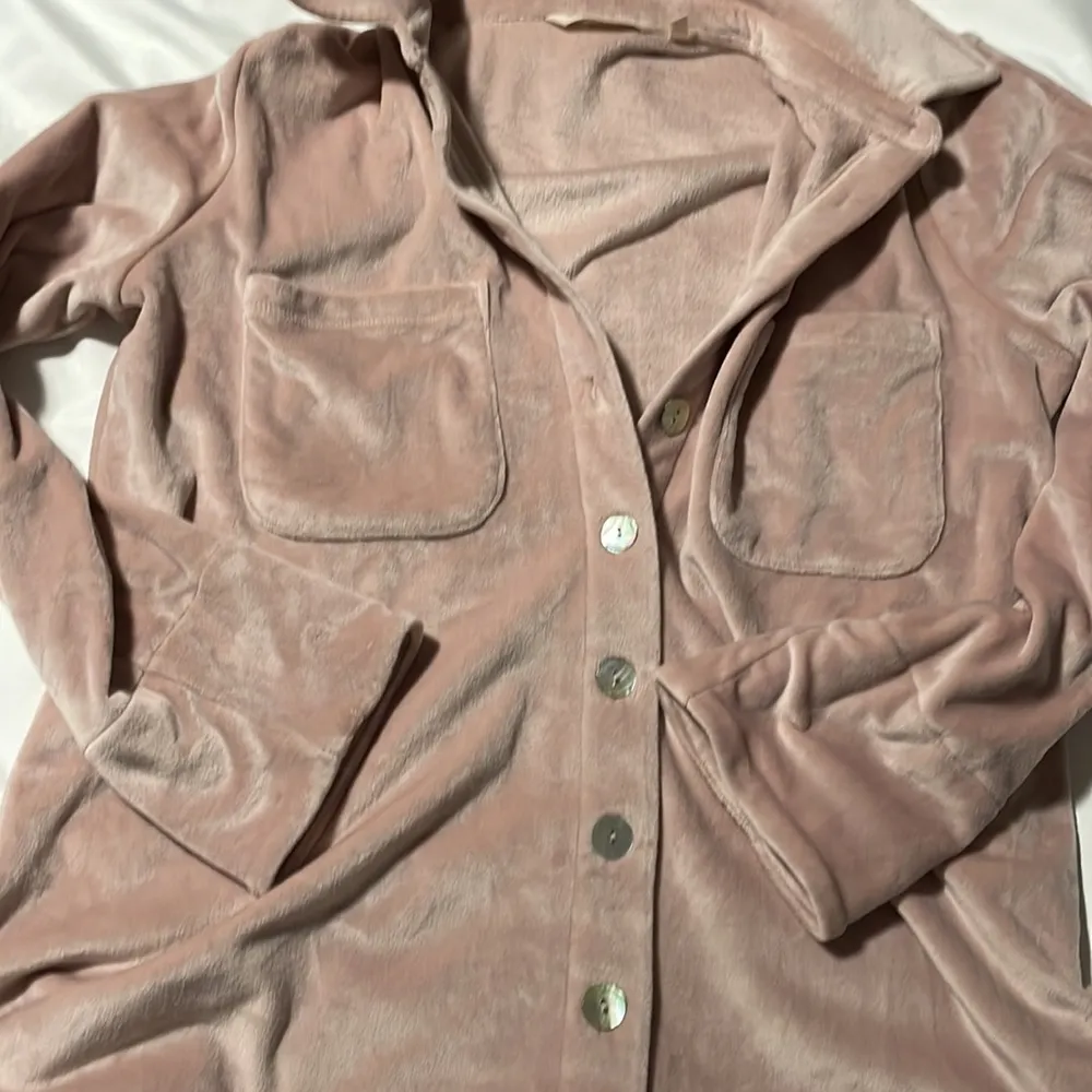 Velour pink 2 pocket long sleeved lagenlook shacket with abalone shell buttons. - Image 9