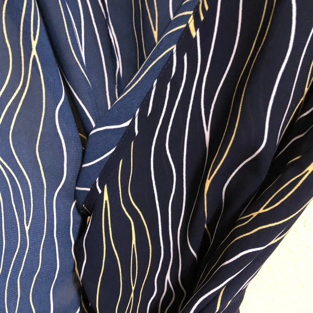 Classy Wrap Navy Print Blouse S - Image 5