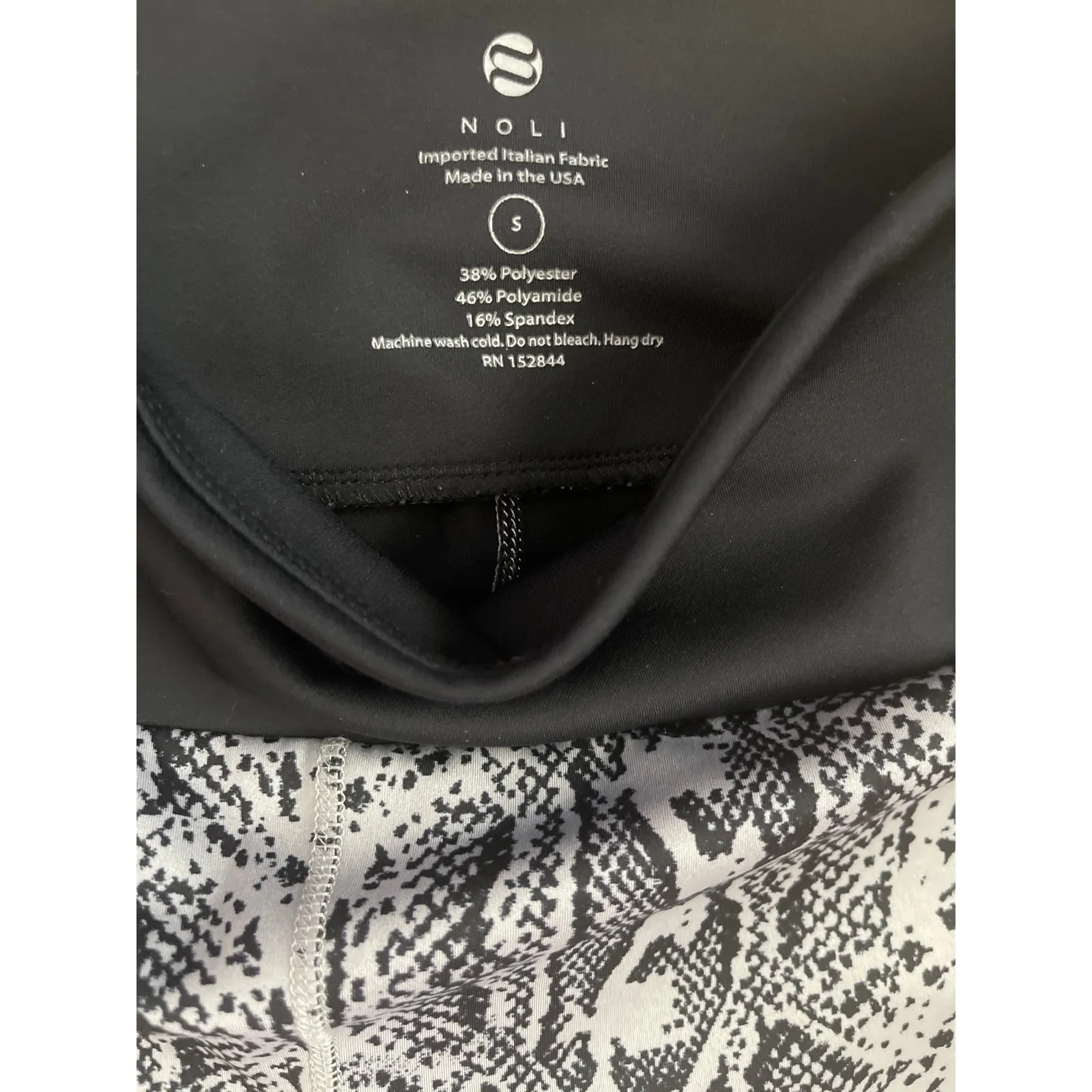 Noli Luxe Gray & Black Snake Athletic 3/4 Length Leggings Size Small‎ - Image 4