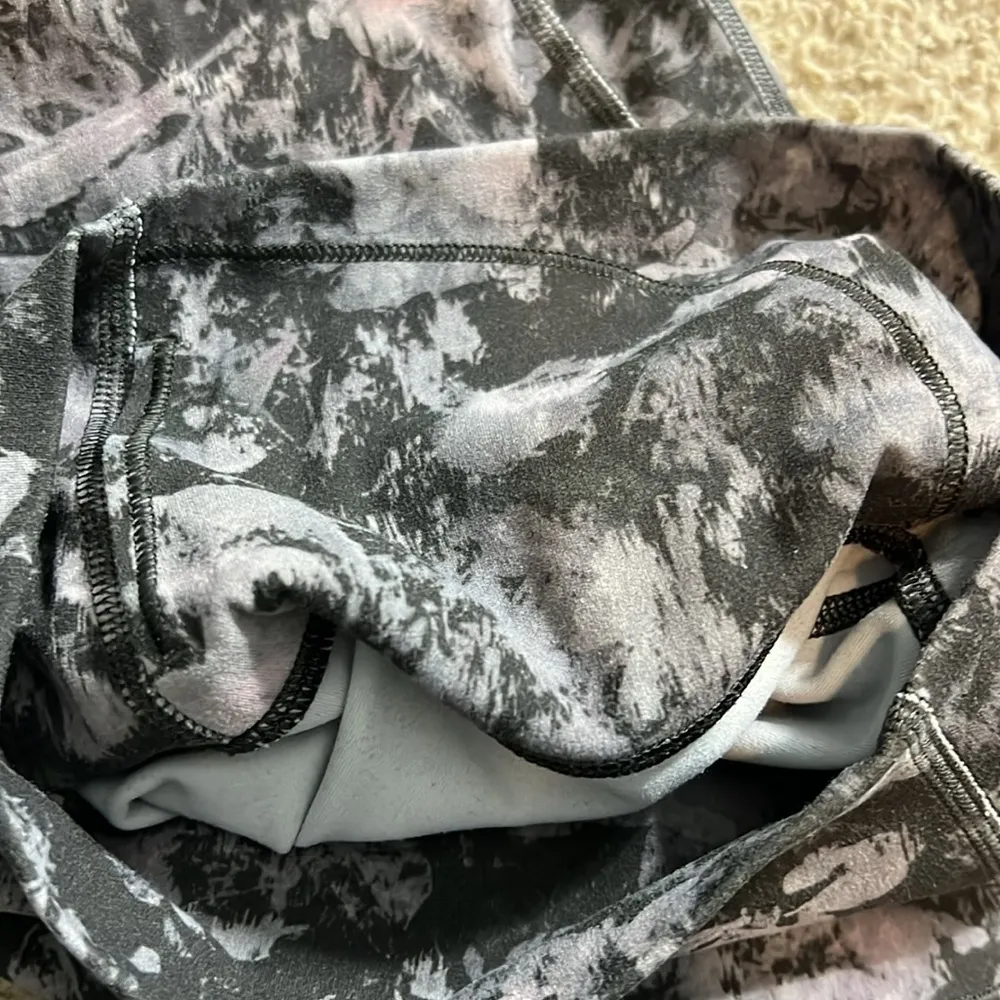 Align HR II Legging 25” Color: Floral Illusion Ice Grey Size 2 EUC - Image 9