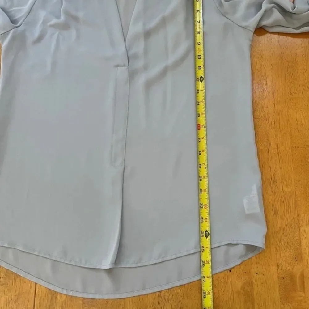 Laundry by Shelli‎ Segal Gray Shirt V Neck Blouse Top Lightweight Size M - Image 7