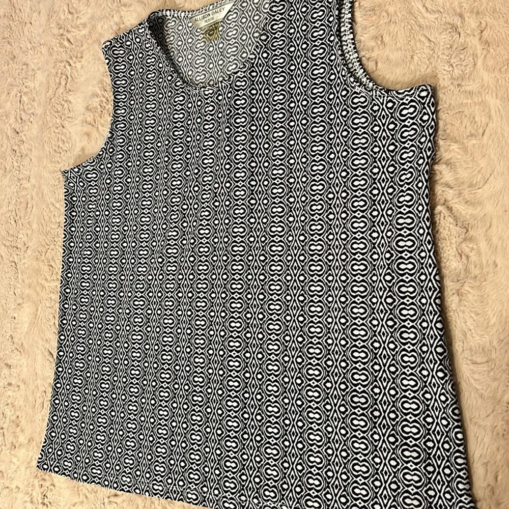 Petite sleeveless top in size PM - Image 3