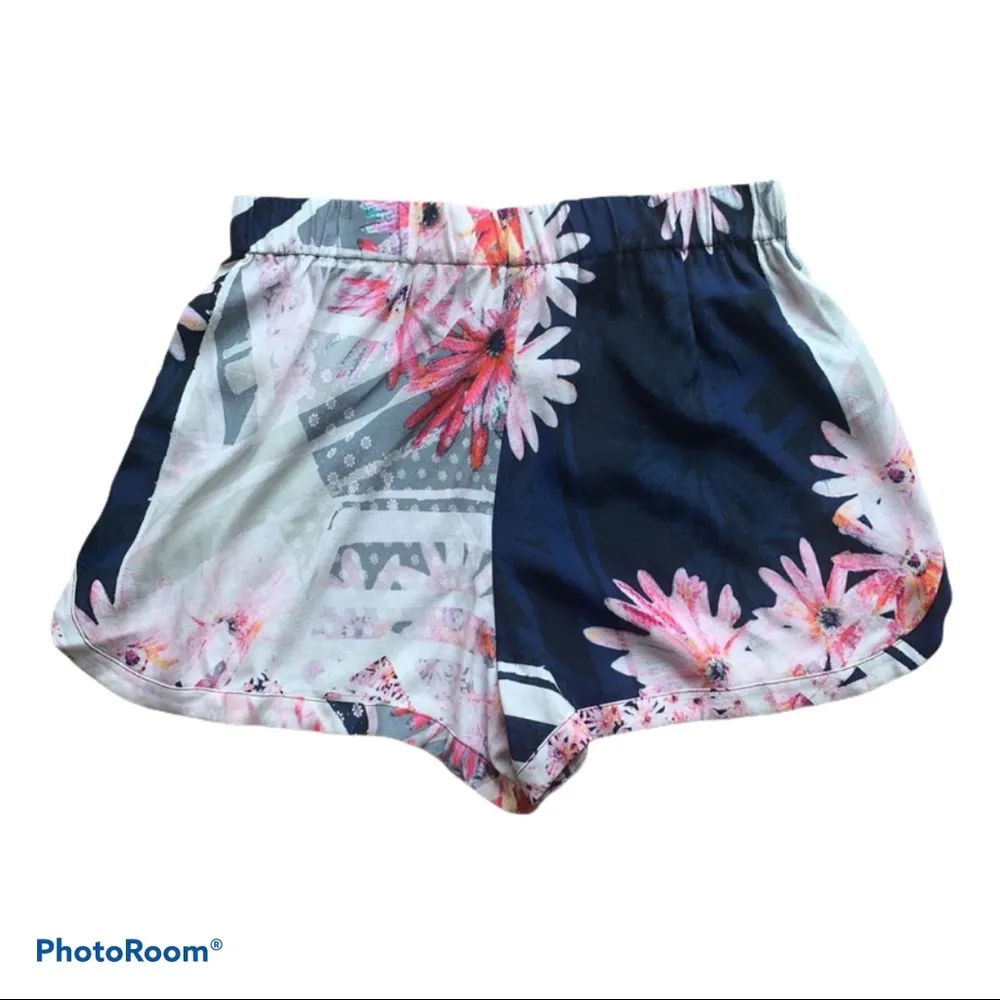French Connection Floral Pull On Shorts - Image 4
