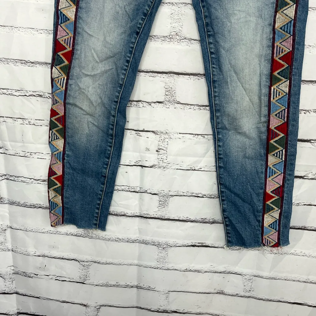Aqua Skinny Jeans Mid Wash Women’s 27 Aztec Embroidered Side Panel Boho Denim - Image 4