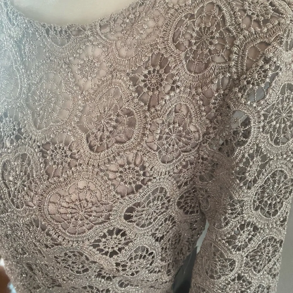 MARINA for Bloomingdale’s crop silver taupe top sz S Gray - Image 4