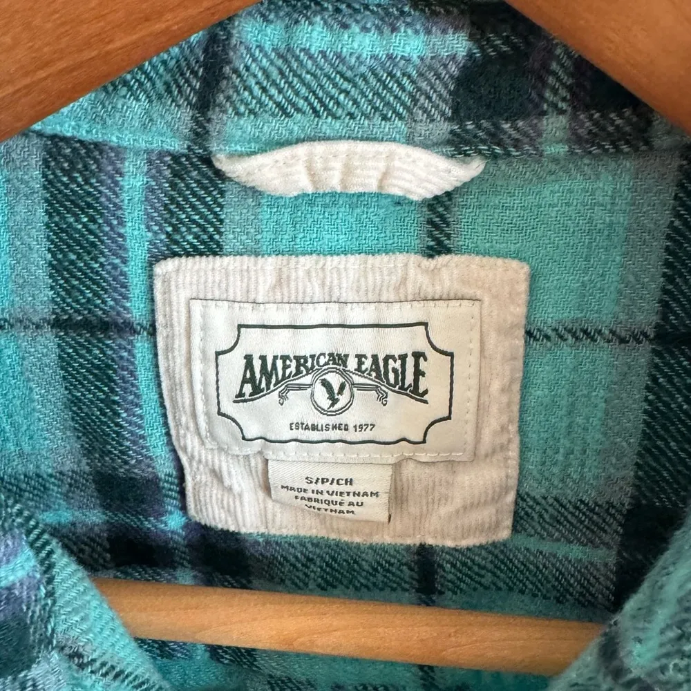 Women’s American Eagle turquoise plaid cropped flannel style button down Small - Image 3