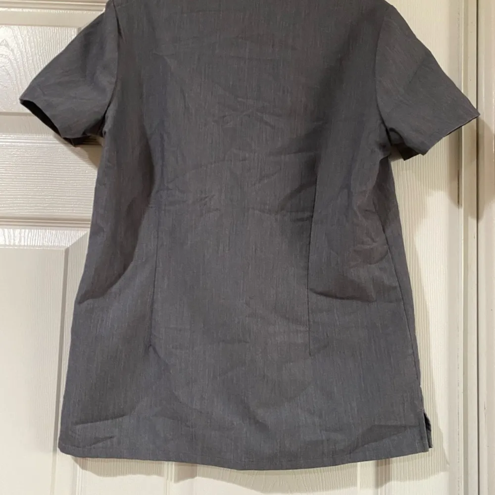 FIGS Technical Collection Gray V Neck Short Sleeves 2 pocket Scrub Top women xs - Image 5
