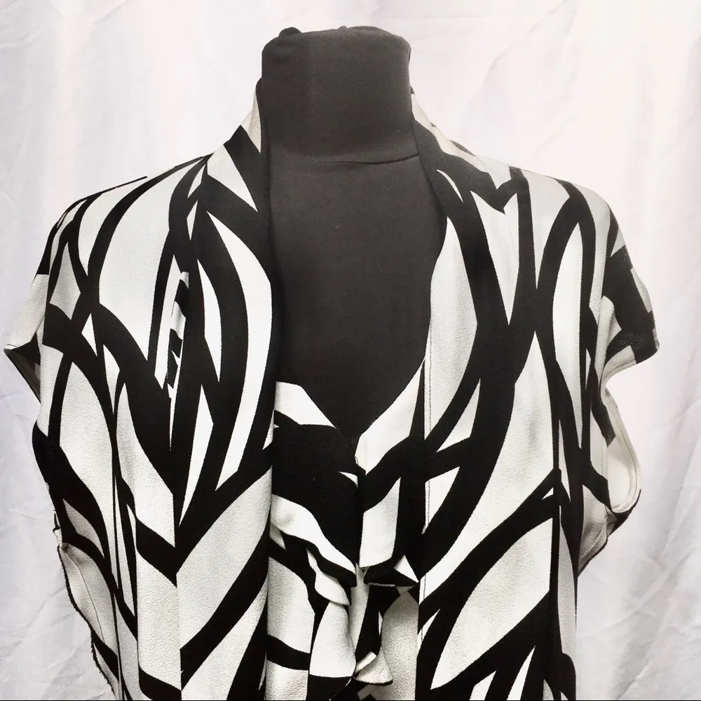 Escada Neona graphic print short sleeve ruffle bow blouse shirt black white 38 8 - Image 5