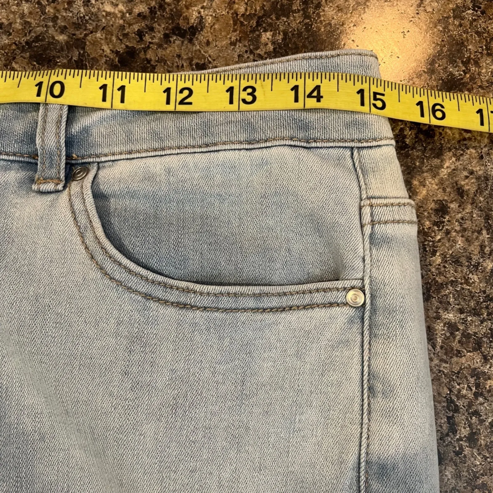 Charlie B Women Size 8 Light Wash Blue Frayed Hem Cropped Jeans - Image 9