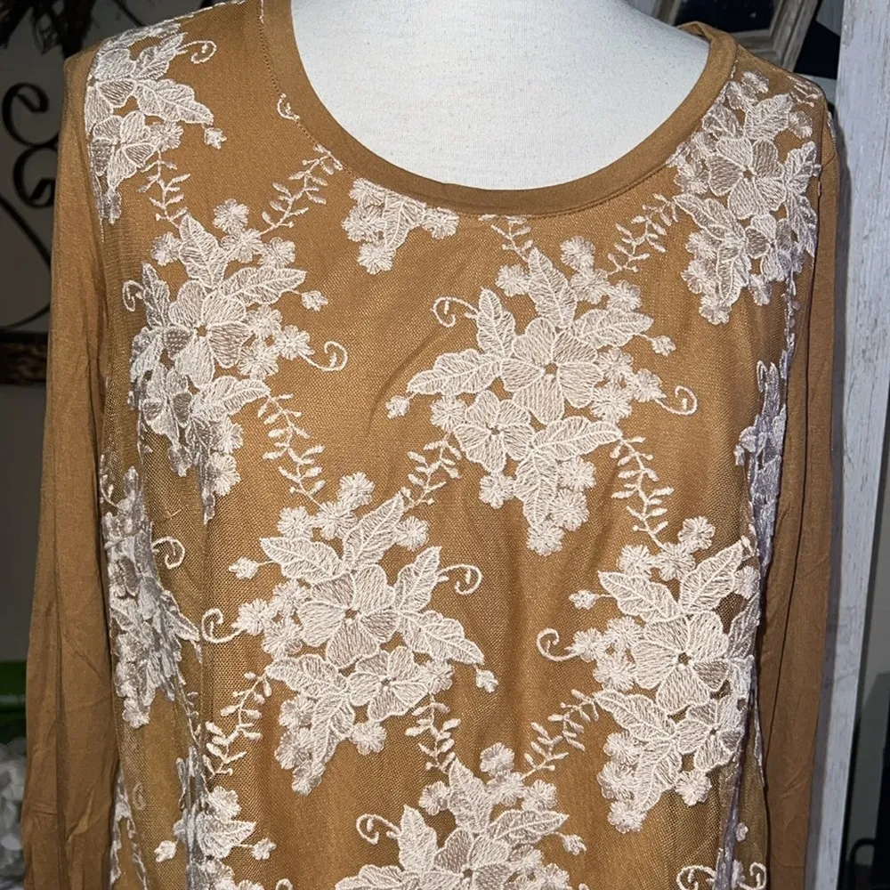 Logo lavish women’s tunic, long sleeve embroidered size small - Image 3